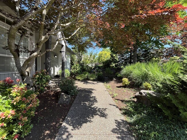 Foto del edificio - Beautifully Updated 3-Bedroom Bethany Home with Chef's Kitchen, Huge Bonus Room and Private Backyard