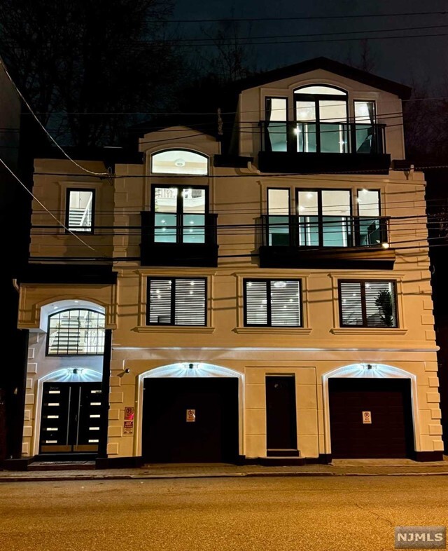 Building Photo - 1080 River Rd