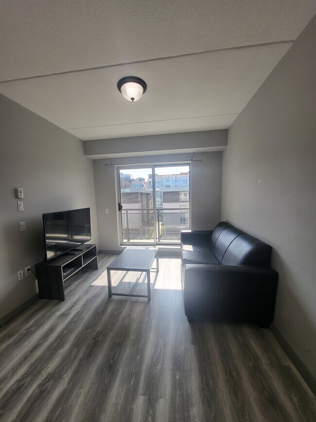 Building Photo - 275A Larch St