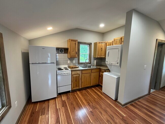 Building Photo - 115 Resort Street-Upstairs apartment COMPL...