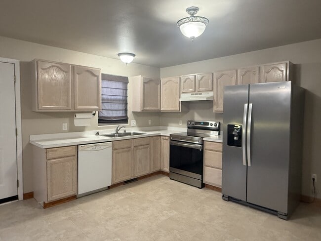 Building Photo - 3390 Canyon Dr