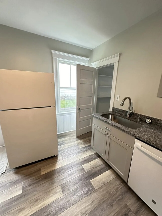 Foto del edificio - 593 Heath St