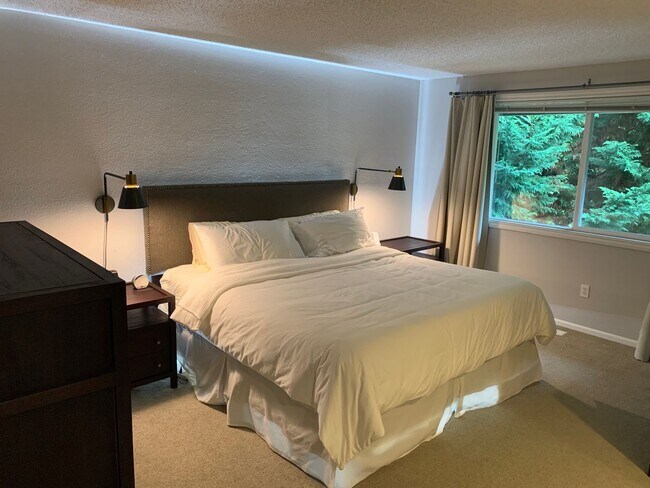 Building Photo - $3500.00 3 Bedroom 3 Bath Modern Style Hom...
