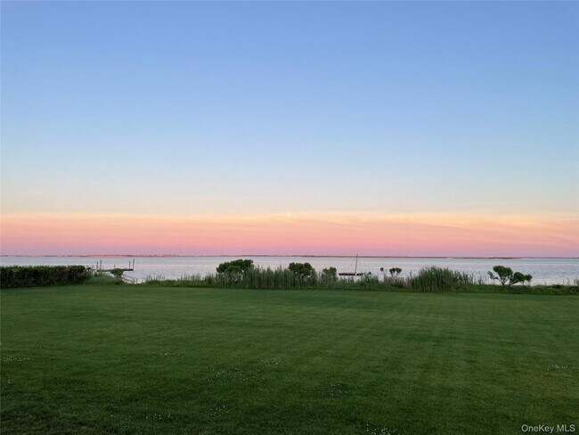 Foto del edificio - 40 Tuthill Point Rd