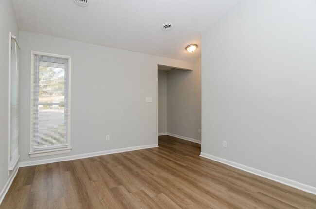 Building Photo - 735 Varsity Dr