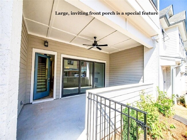 Foto del edificio - End-unit townhome with plenty of extra win...