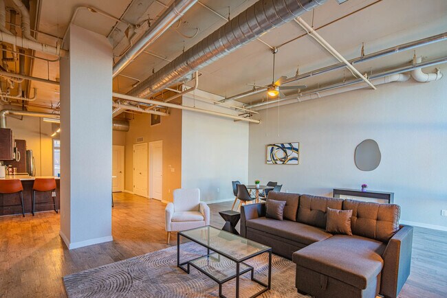 Foto del edificio - 1275 E University Dr