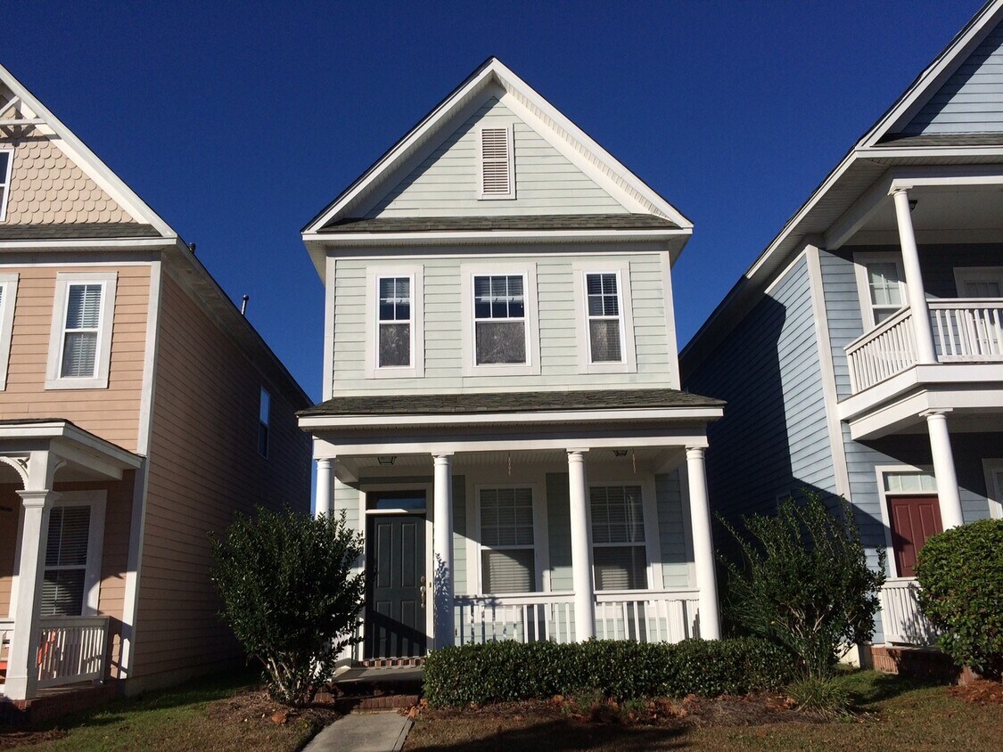 Foto principal - 2 Story Home in White Gables!