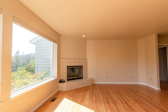 Foto del edificio - Beautifully remodeled executive level home...