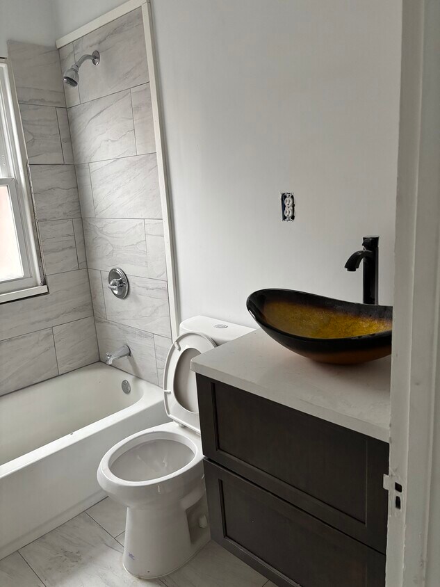 Building Photo - 3244 Clairmount Ave