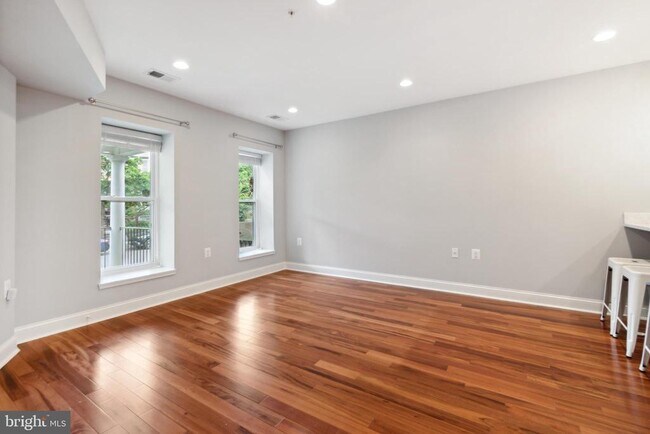 Foto del edificio - 64 W St NW