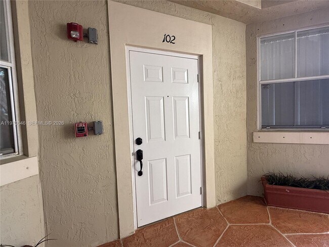 Foto del edificio - 8936 W Flagler St