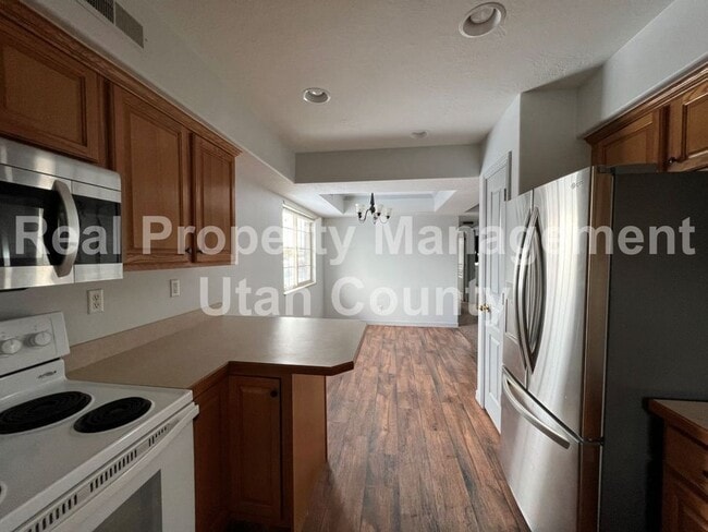 Building Photo - 297 760 N