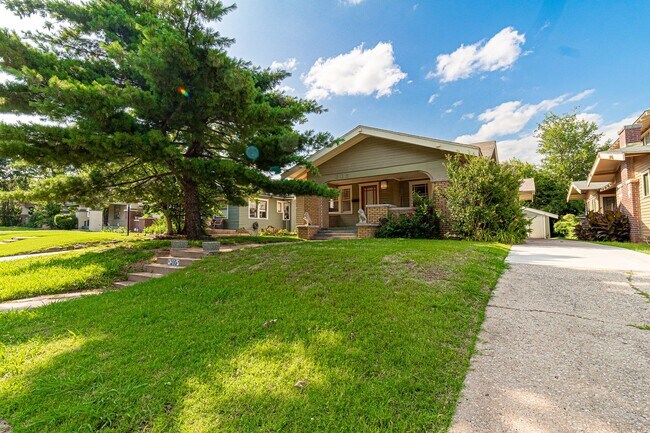 Building Photo - 3 Bed 1 Bath in OKC! - Half off on the fir...