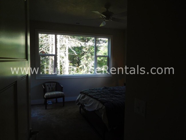 Building Photo - 3032 Hendricks Hill Dr