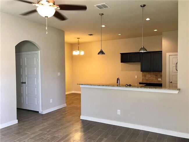 Building Photo - 908 Skyview Dr