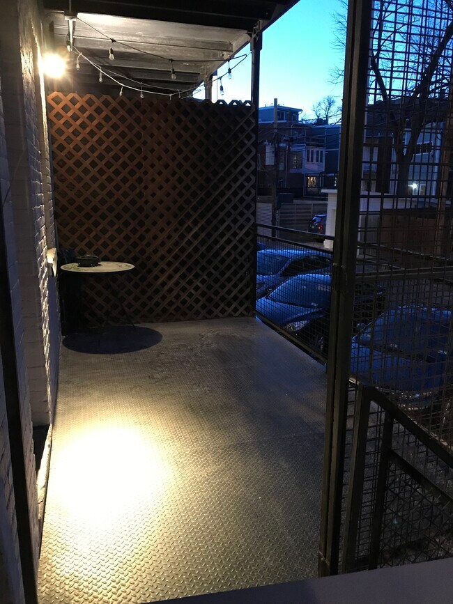 Balcón privado con puerta con cerradura. - 1519 Park Rd NW