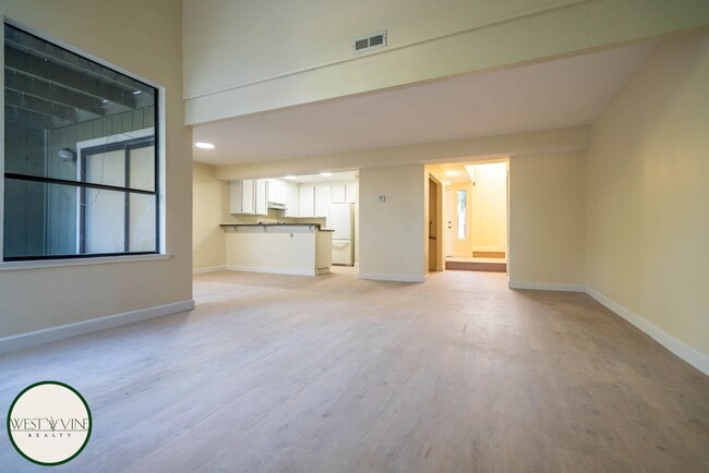 Building Photo - Remodeled 3 Bedroom Townhouse | Private Patio | Washer/Dryer