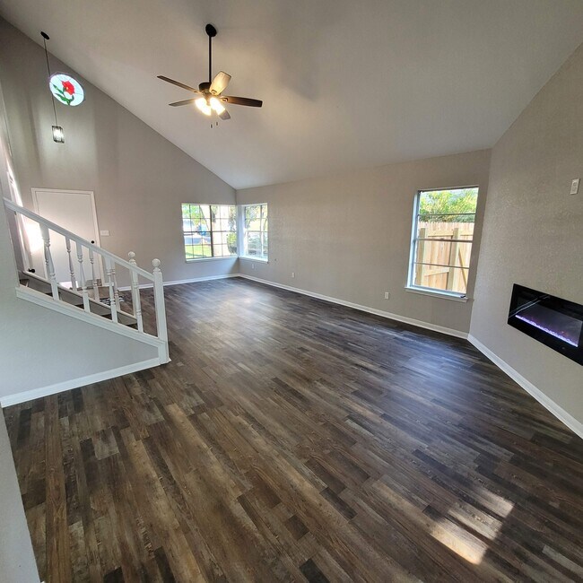 Foto del edificio - 14623 Highland Rdg