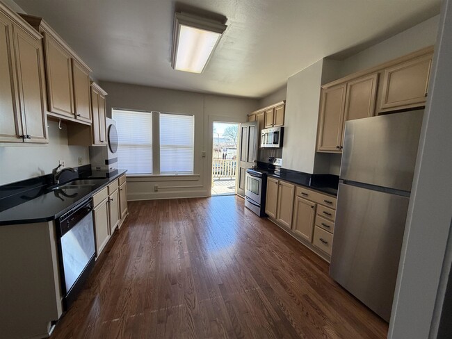 Building Photo - 129 Talbot Ave