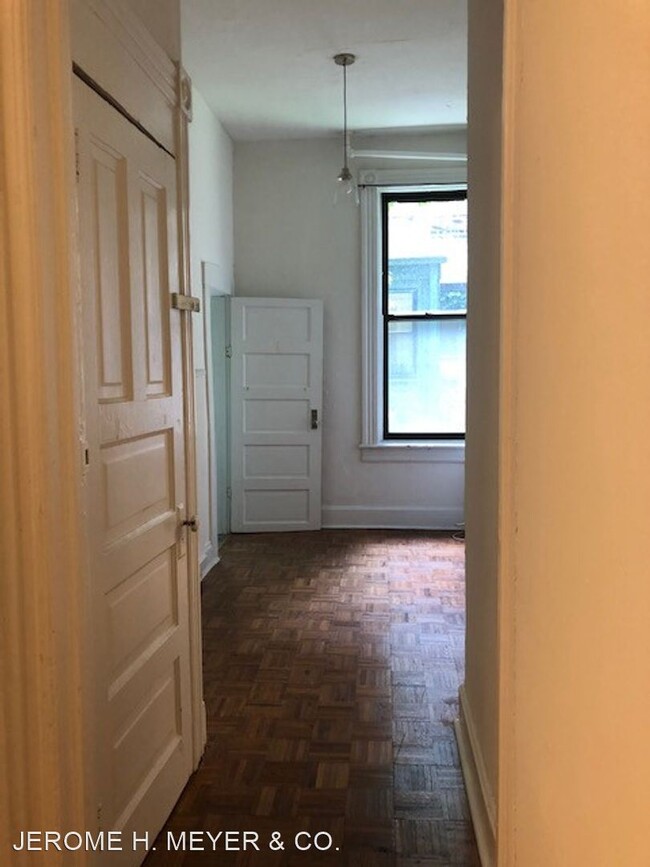 Foto del edificio - 439 W St James Pl