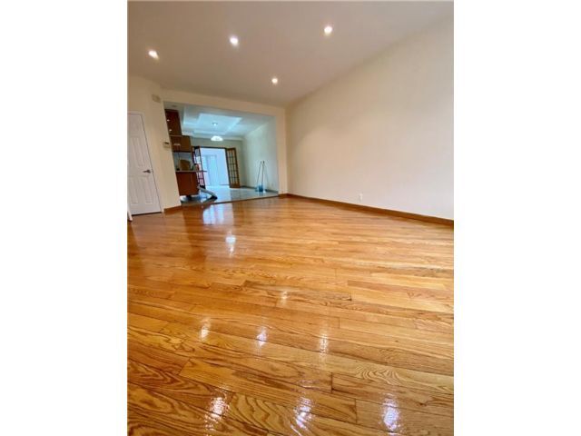 Foto del edificio - 105 Corbin Pl