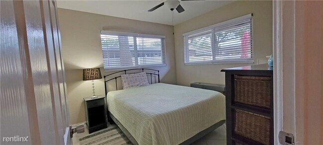 Building Photo - 2 br, 1 bath House - 3660 NE 8th Ave # North