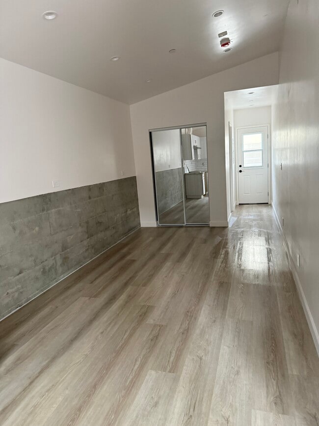 Building Photo - 3059 Sycamore Ave