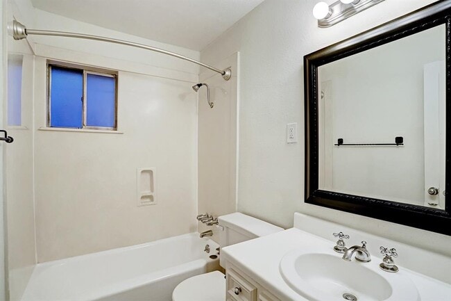 Building Photo - 2418 Mimosa Dr