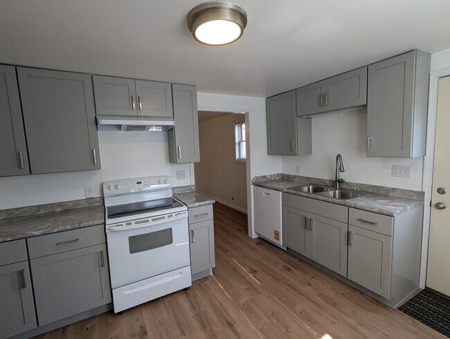 Building Photo - 123 3rd St