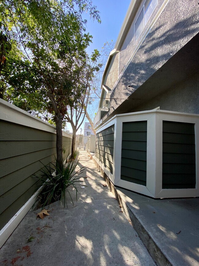 Building Photo - 3646 Dunn Dr