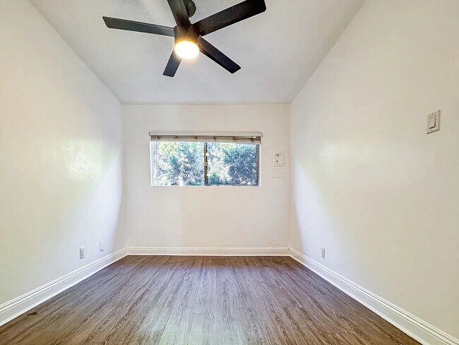 Foto del edificio - 12521 Lakewood Blvd