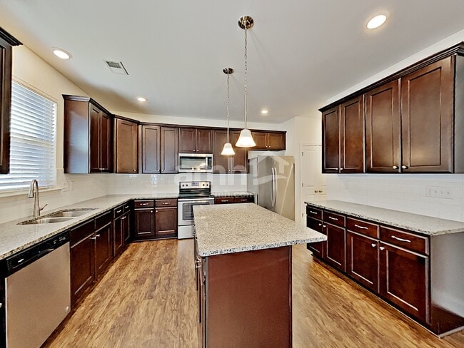 Building Photo - 2103 Leafmore Ct SE