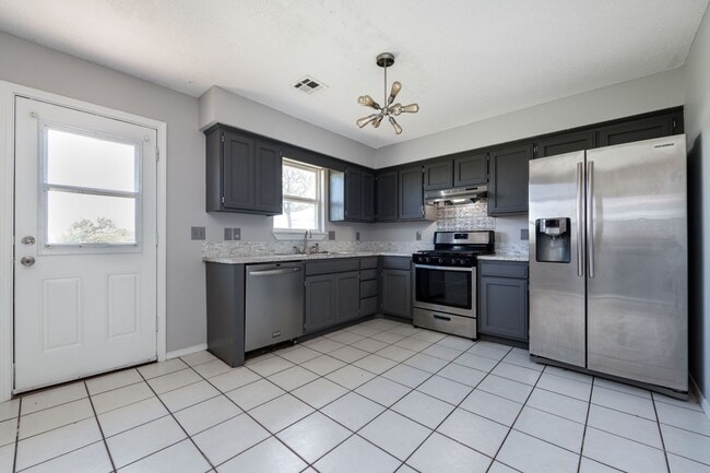 Building Photo - Culdesac Home on Over Half an Acre! Pet friendly and 6-12 month leases!