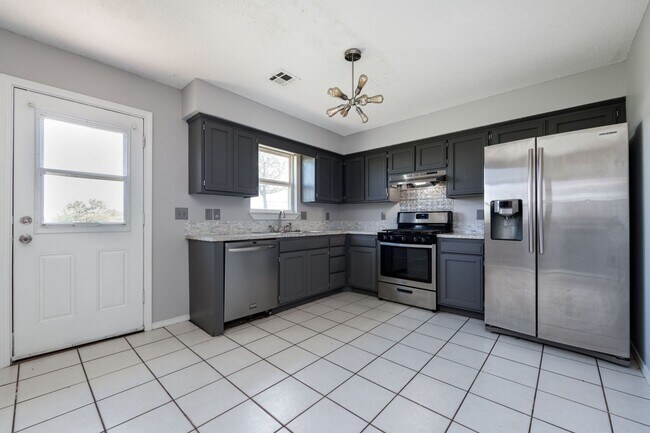 Foto del edificio - Culdesac Home on Over Half an Acre! Pet friendly and 6-12 month leases!