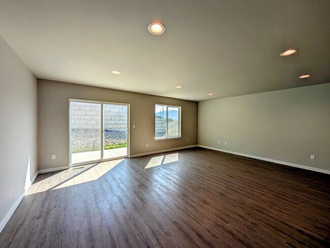 Foto del edificio - Charming 3-Bed, 2-Bath Home w/ Fenced Yard & W/D!