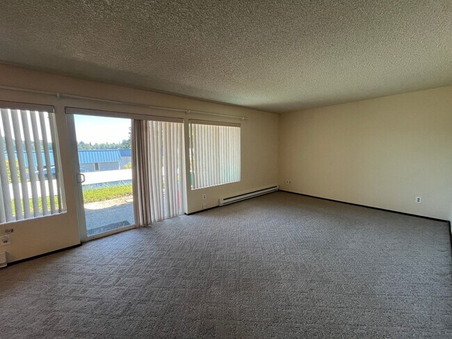 Foto del edificio - Lower Unit in Prime Bremerton Location with Parking