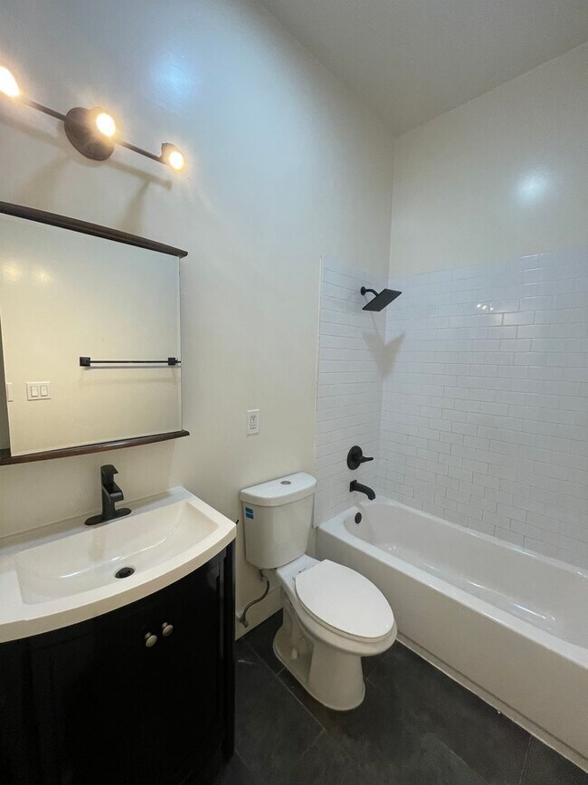 Building Photo - 1/2 Off First Month's Rent, 3Bdrm, 1Bath