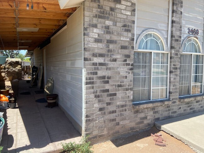 Building Photo - EASTSIDE HOME FOR RENT