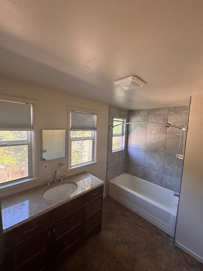Building Photo - Spacious 5 Bed 2 Bath House near Cal Poly