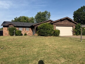 Building Photo - 2402 S Hickory Ave