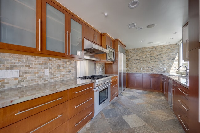 Beautiful stone counters and backsplash - 4 Lighthouse St