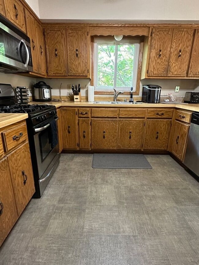 Building Photo - Savage Single Family Home, 2 Car Garage, F...