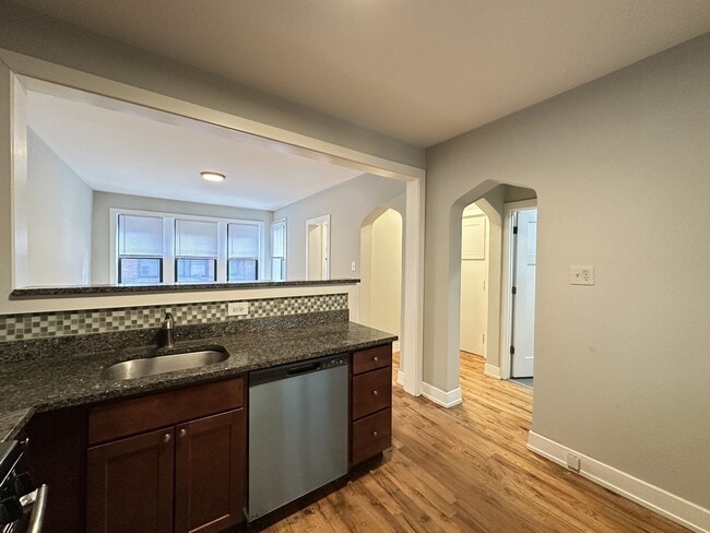 Building Photo - 4410 N Wolcott Ave