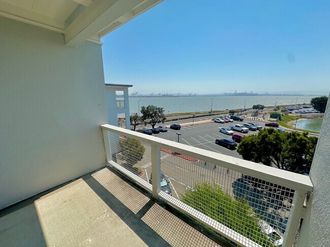 Foto del edificio - $500 OFF FOR FIRST MONTH RENT!!! Top Floor...