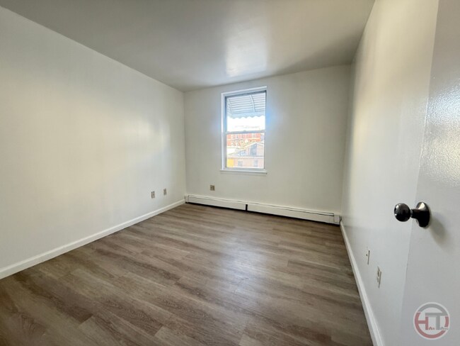 Foto del edificio - 1682 Topping Ave