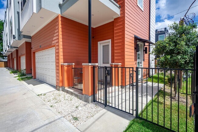 Building Photo - 1507 Hickory St