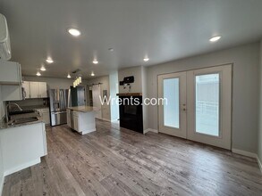 Building Photo - 100 3rd St