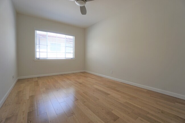 Building Photo - 1320 N Citrus Ave