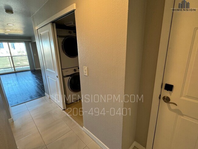 Building Photo - 1 Bedroom Condo with View in the heart of Bellvue!